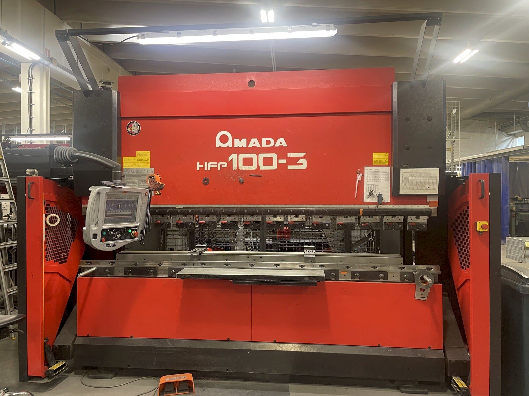 A AMADA HFP 100-3 gép elölnézete