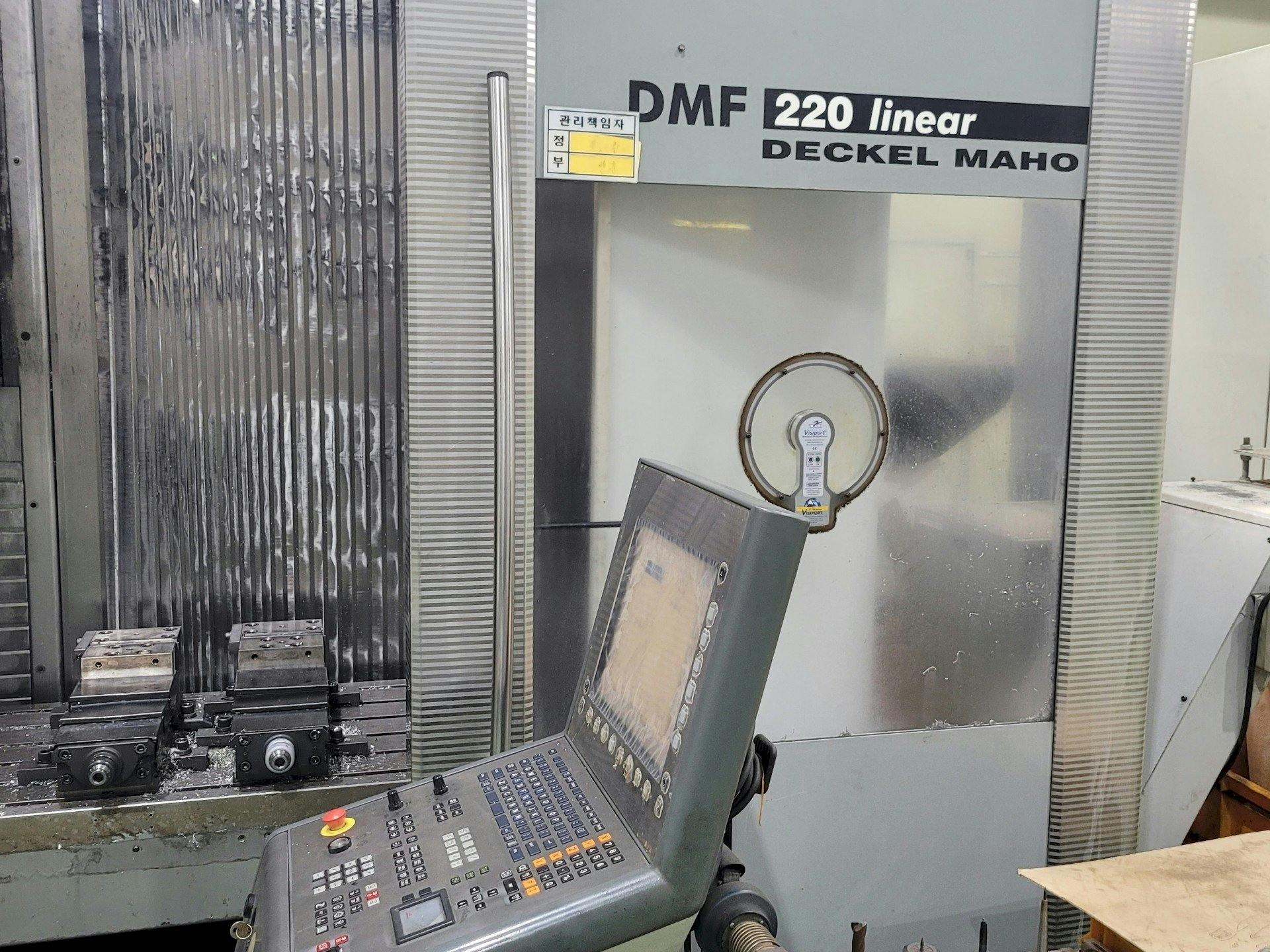 A DECKEL MAHO DMF 220 Linear  gép elölnézete