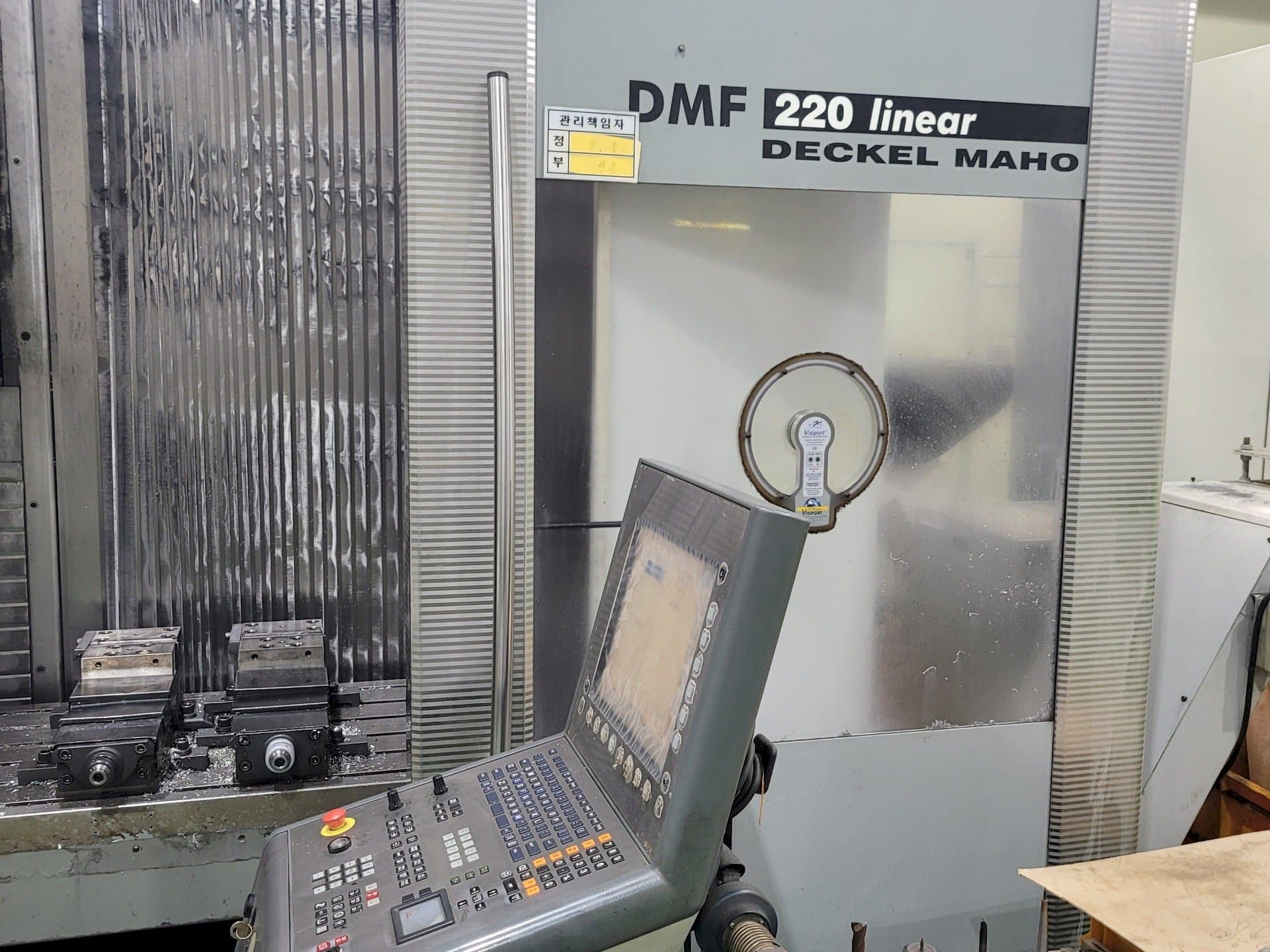 A DECKEL MAHO DMF 220 Linear gép elölnézete