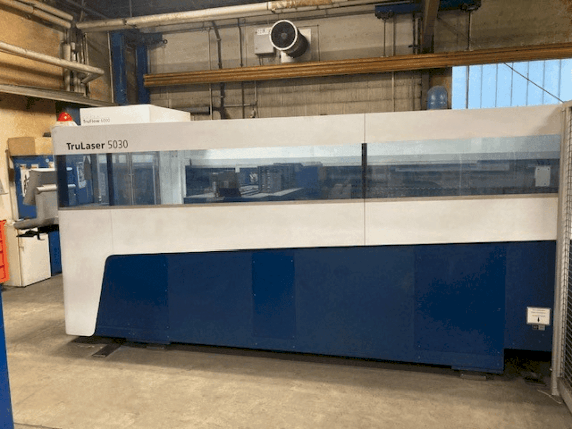 A TRUMPF TruLaser 5030 (L52) gép elölnézete