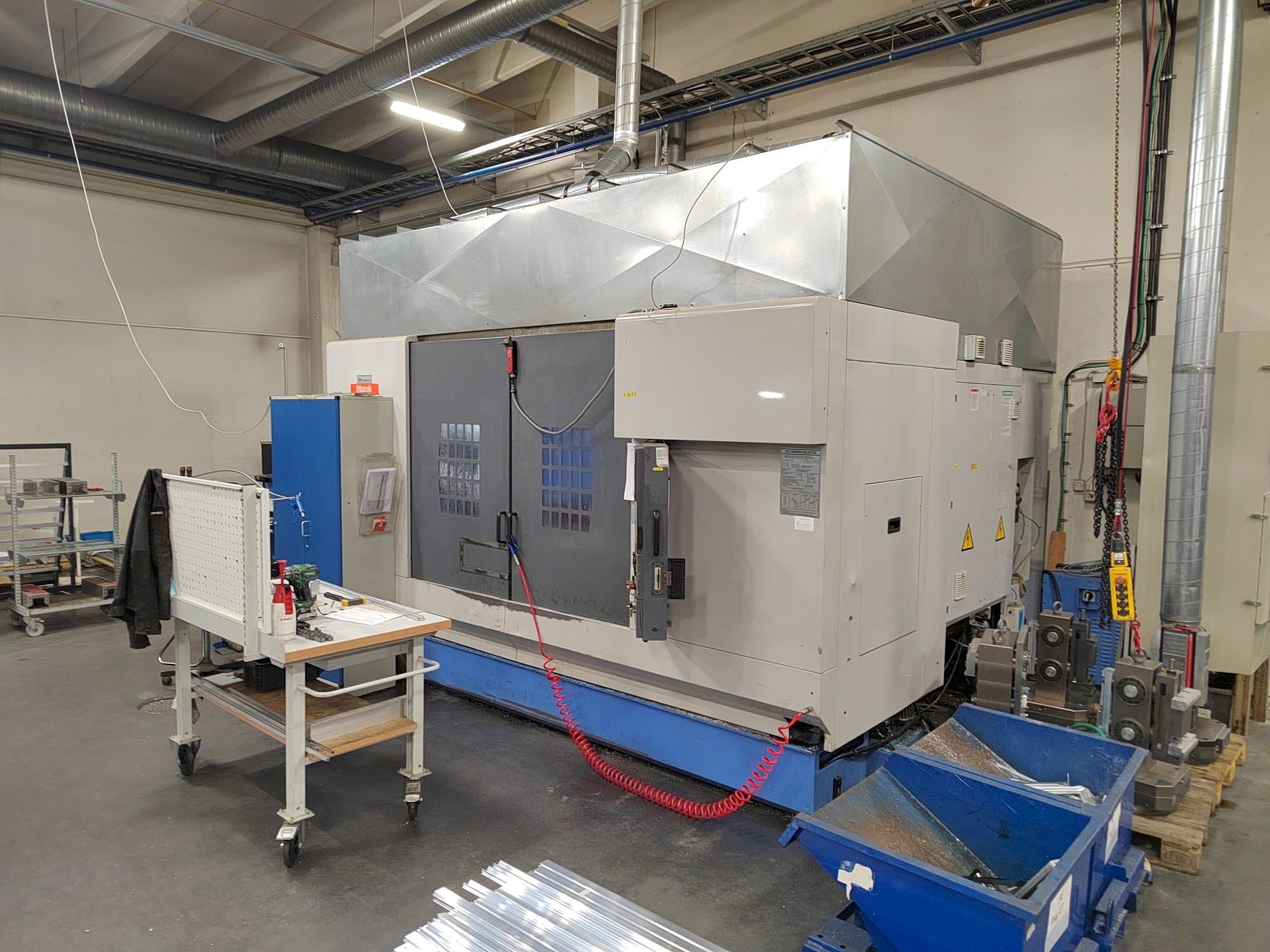 A Mazak VTC-300C gép elölnézete