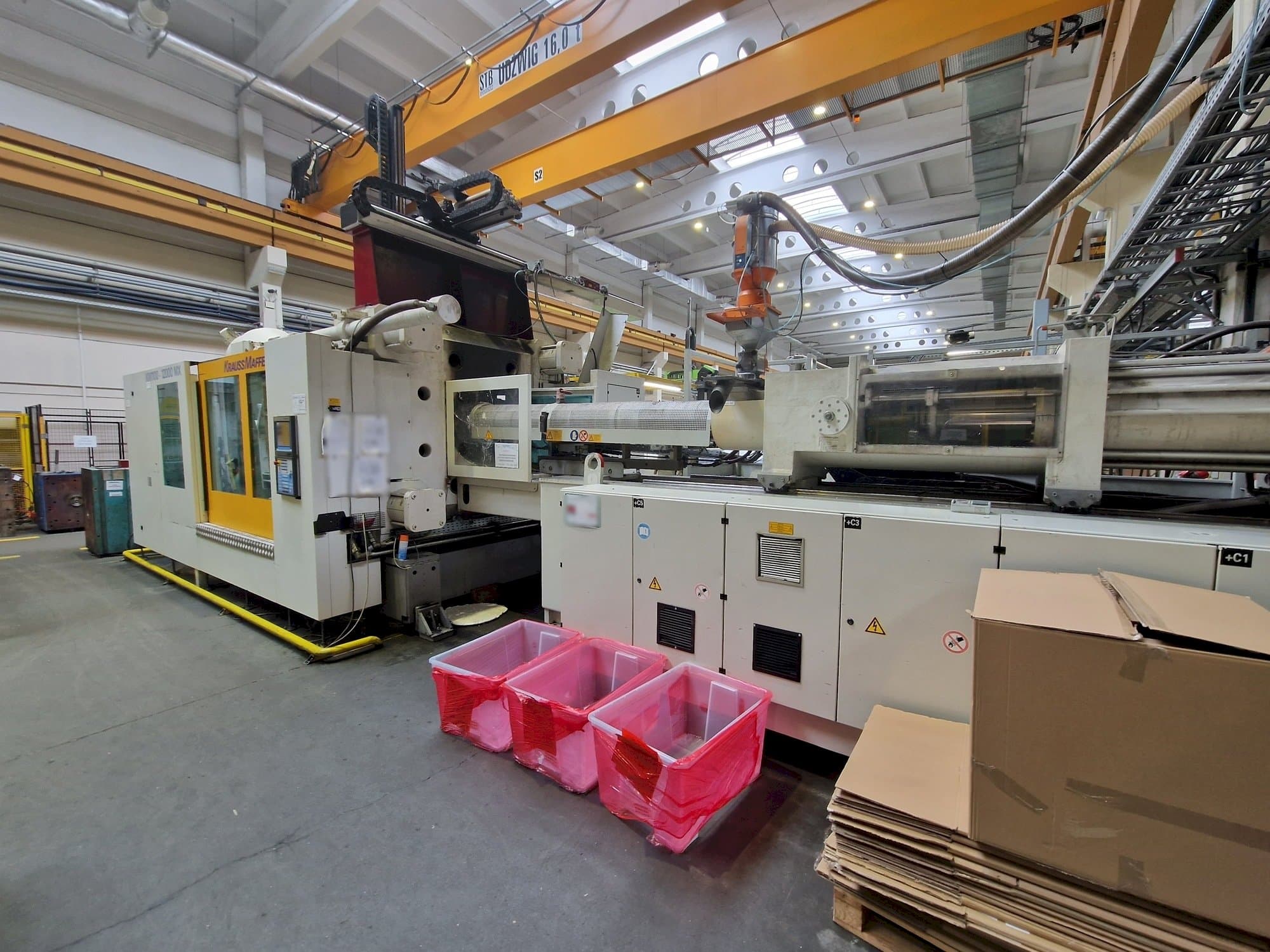 A Krauss Maffei 1100-12000 MX  gép elölnézete