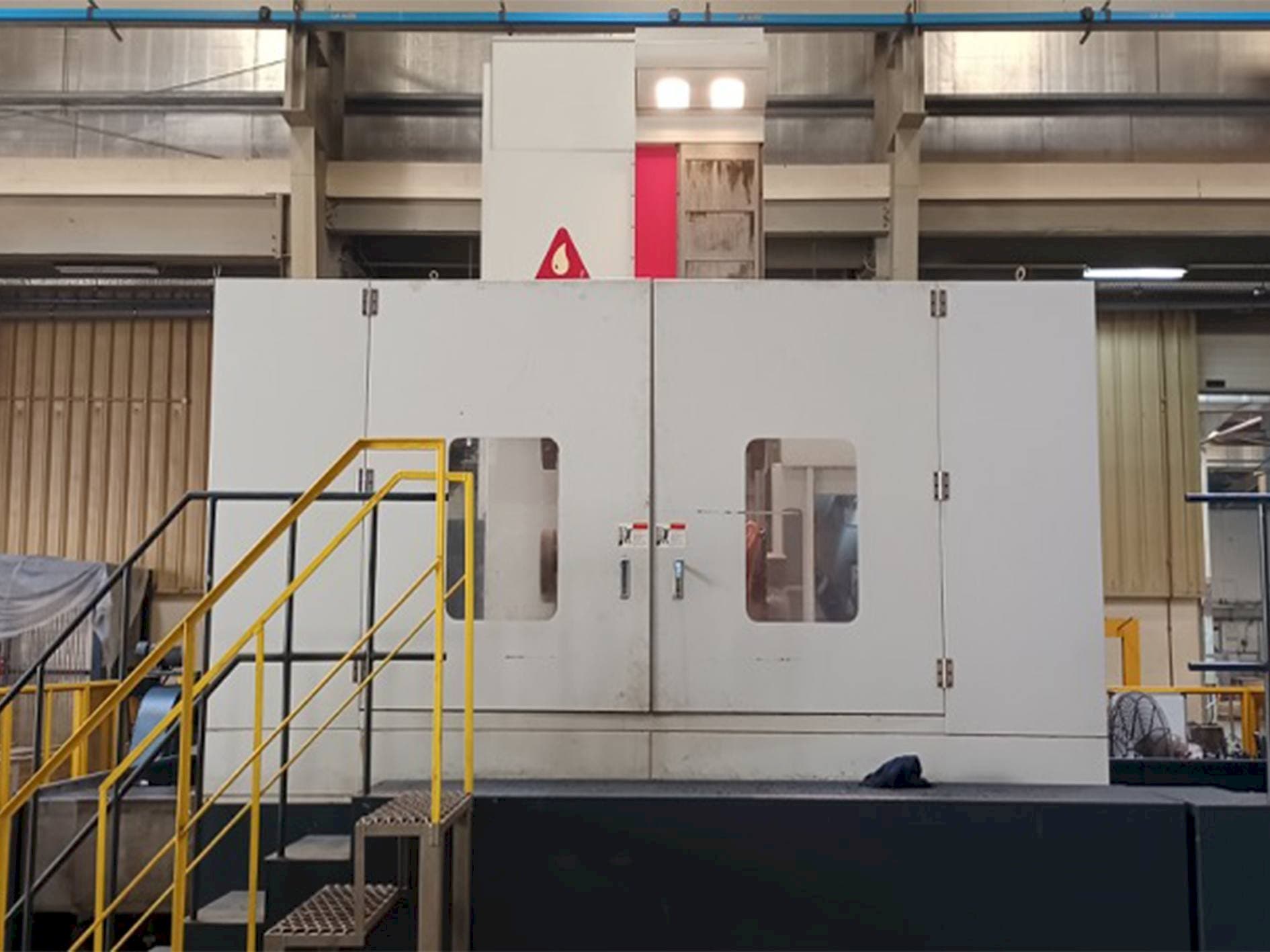 A YOU JI HBM130/3022 gép elölnézete