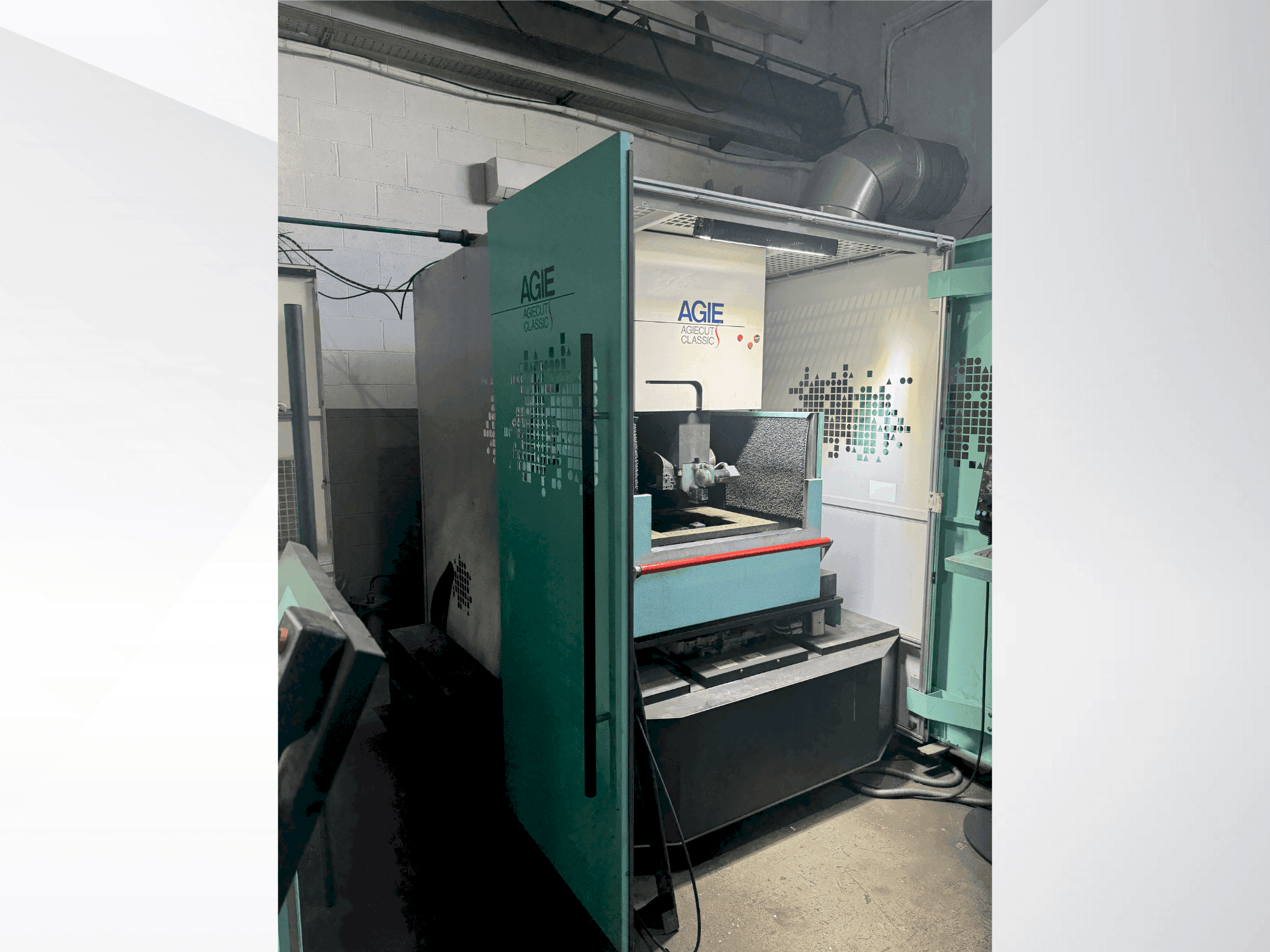 A AGIE Agiecut Classic S  gép elölnézete