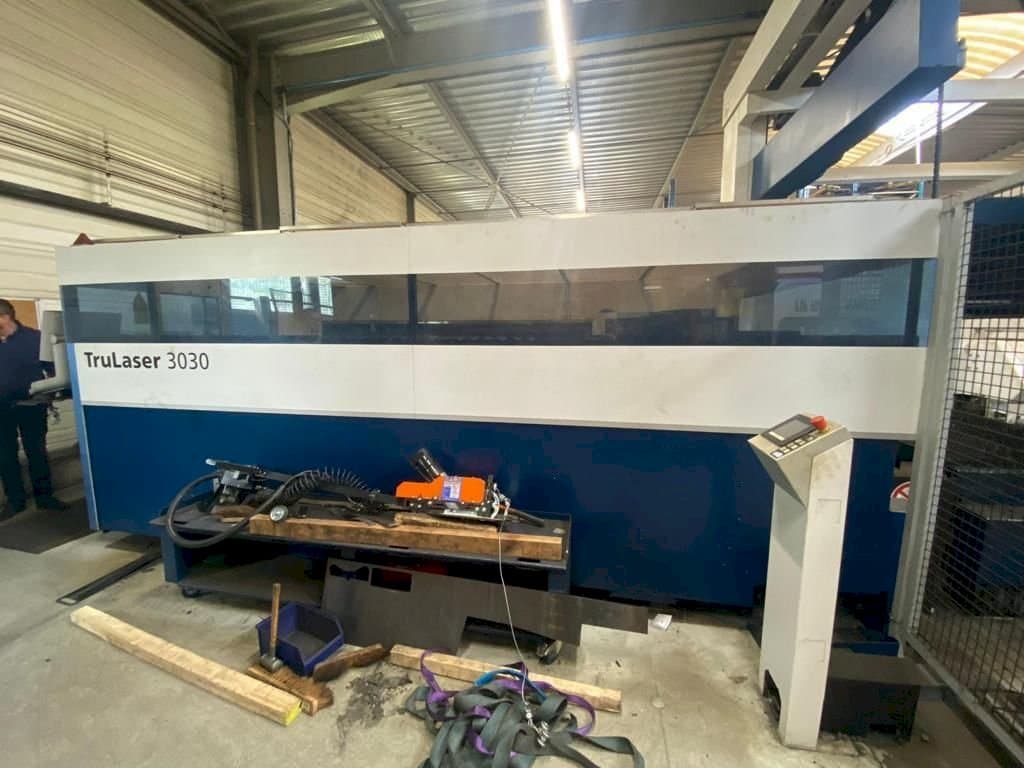A Trumpf Trulaser 3030 L20 gép elölnézete