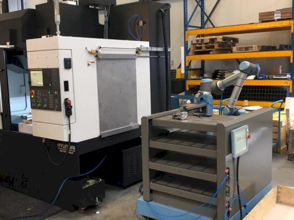 A Universal Robots UR10 gép elölnézete