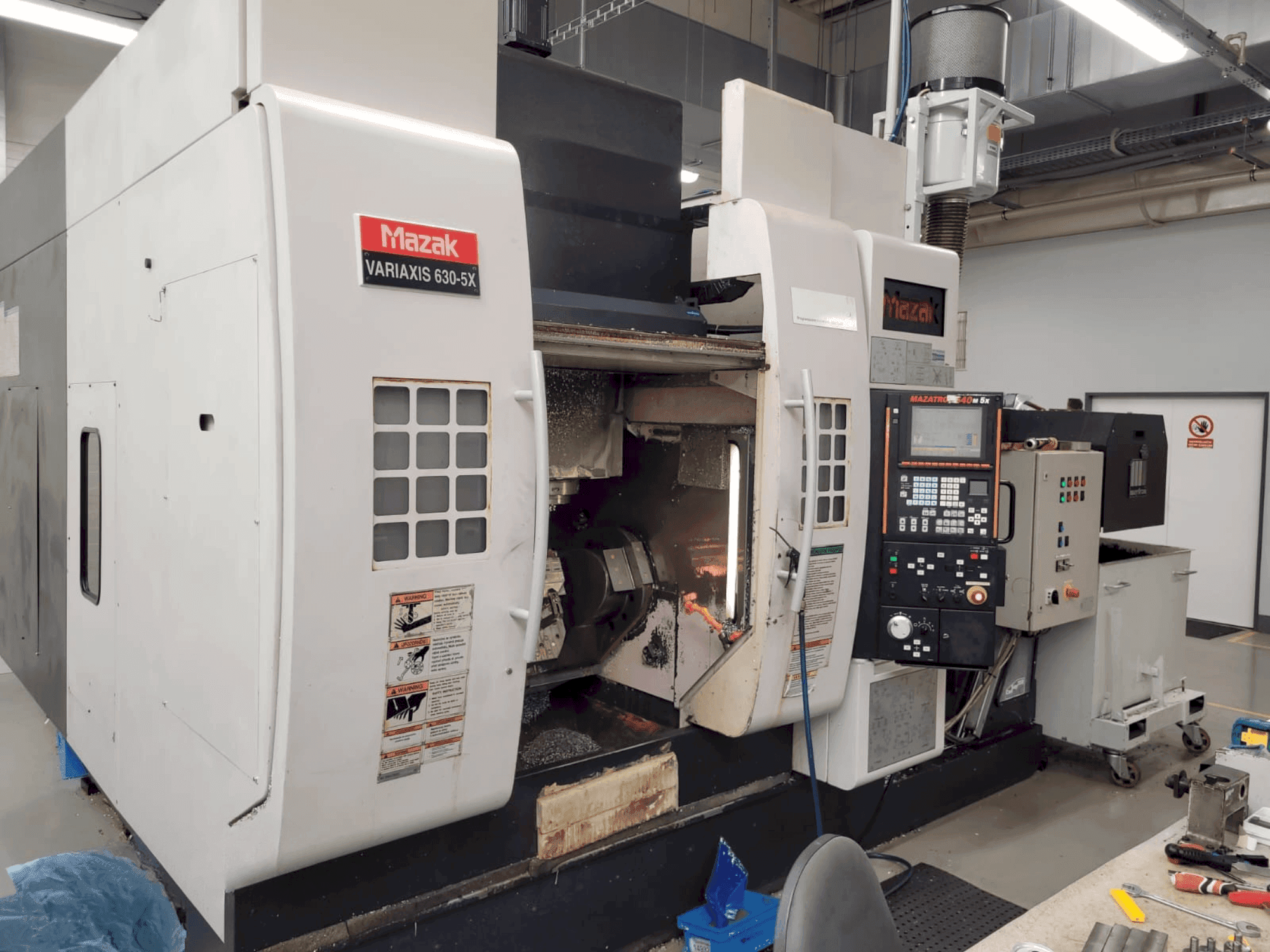 A Mazak Variaxis 630-5X gép elölnézete