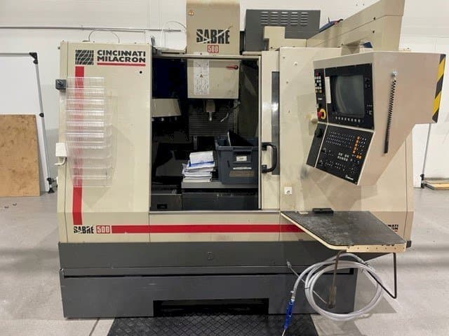 A Cincinnati Milacron Sabre 500 gép elölnézete