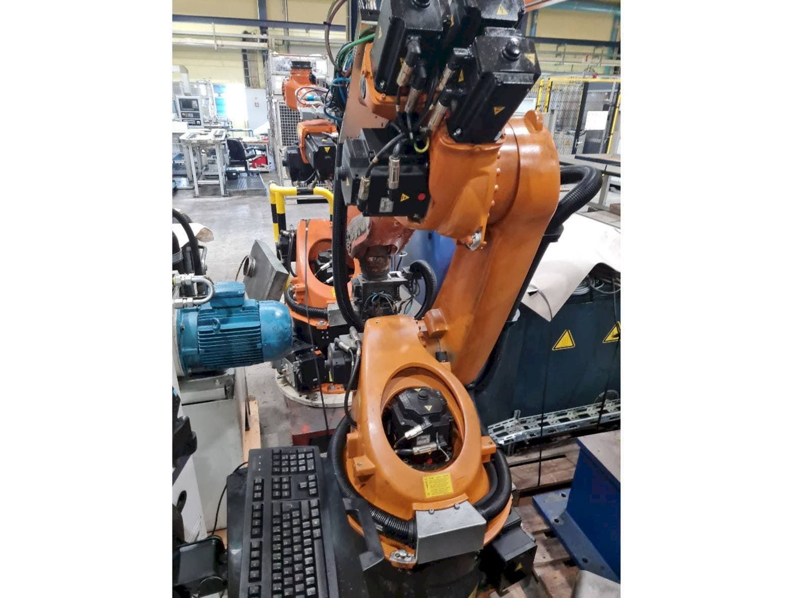 A KUKA KR30-3 gép elölnézete