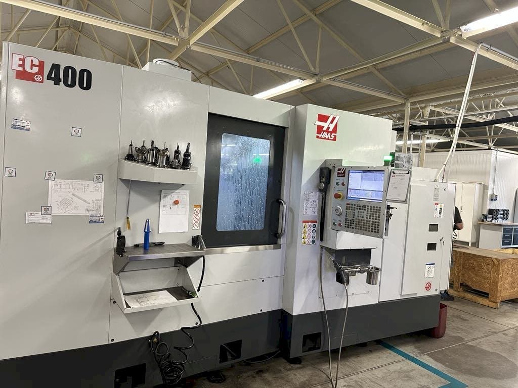 A HAAS EC-400 gép elölnézete