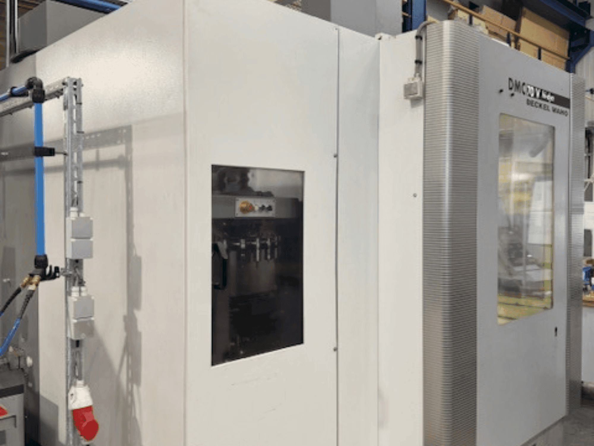 A DECKEL MAHO DMC 70V Hi-Dyn gép elölnézete