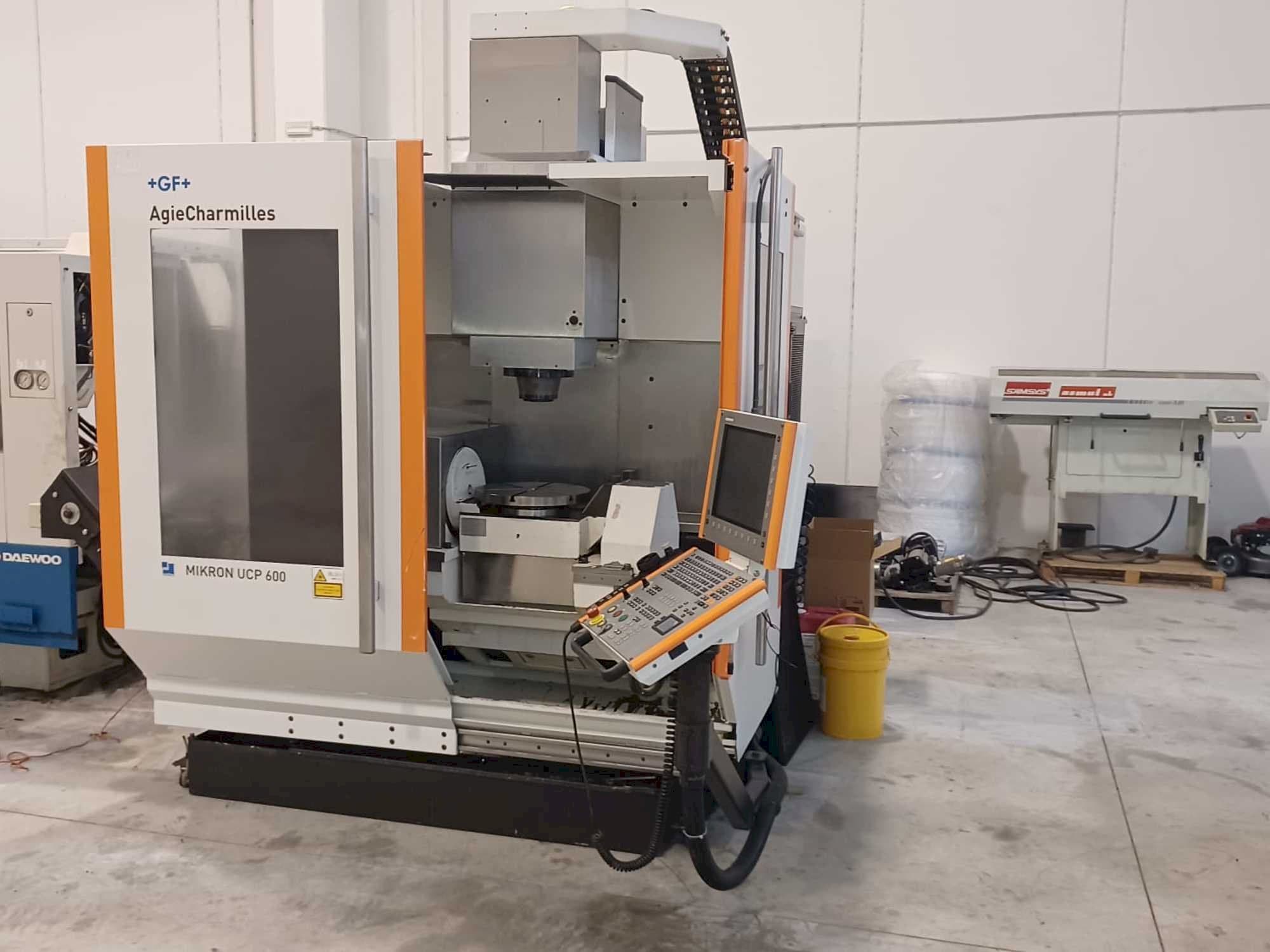 A AgieCharmilles Mikron UCP 600  gép elölnézete