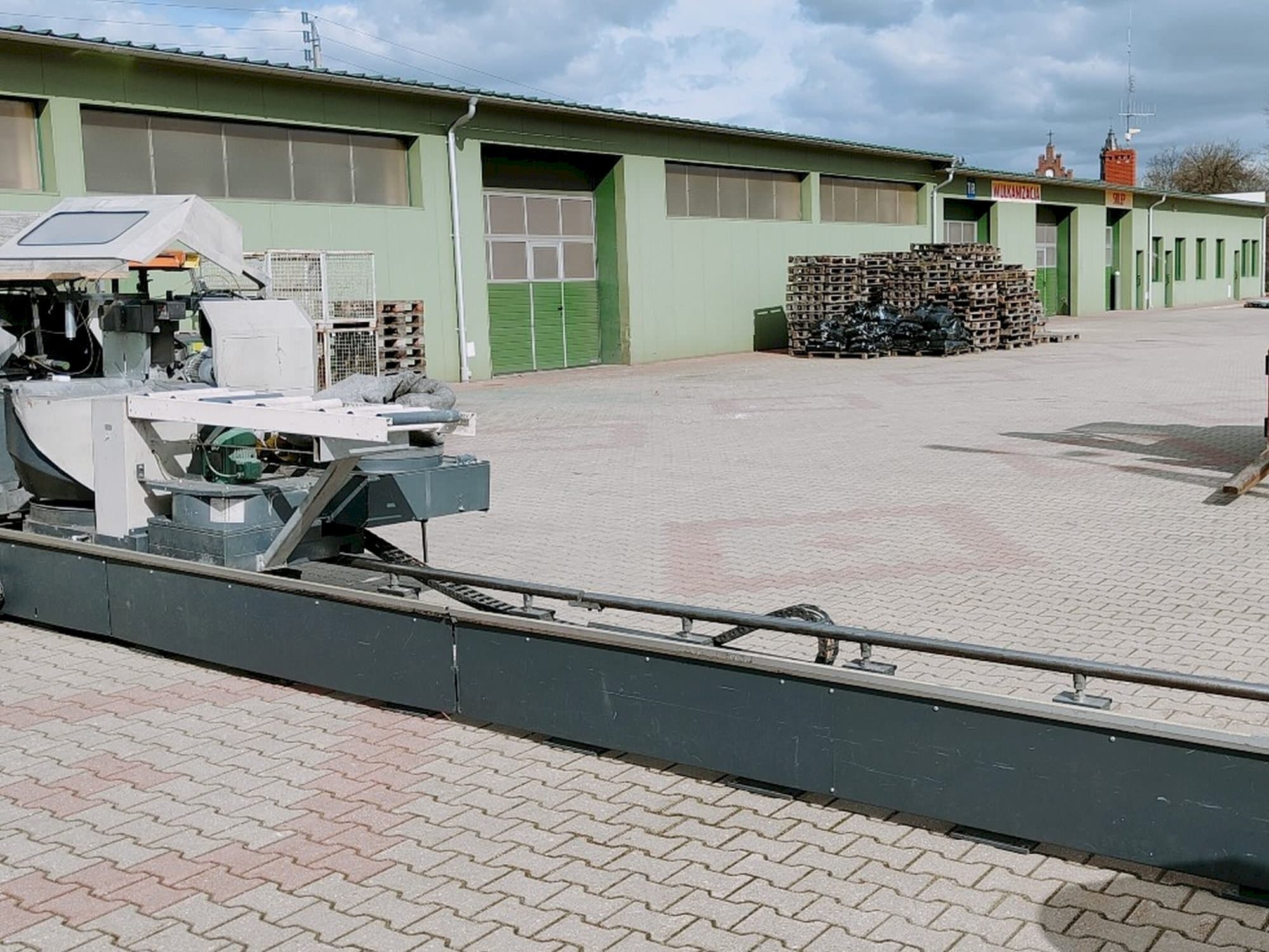 A Elumatec DG 244/2 gép elölnézete