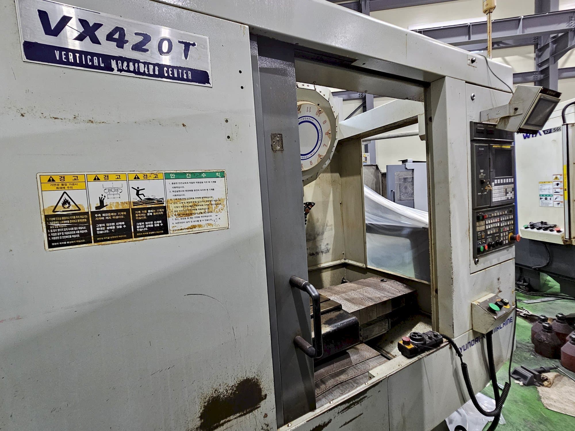 A Hyundai Wia VX420T gép elölnézete