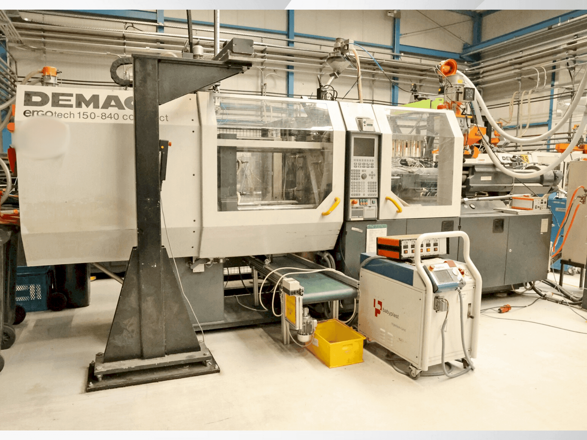 A DEMAG Ergotech 150-849 NC 4 compact gép elölnézete