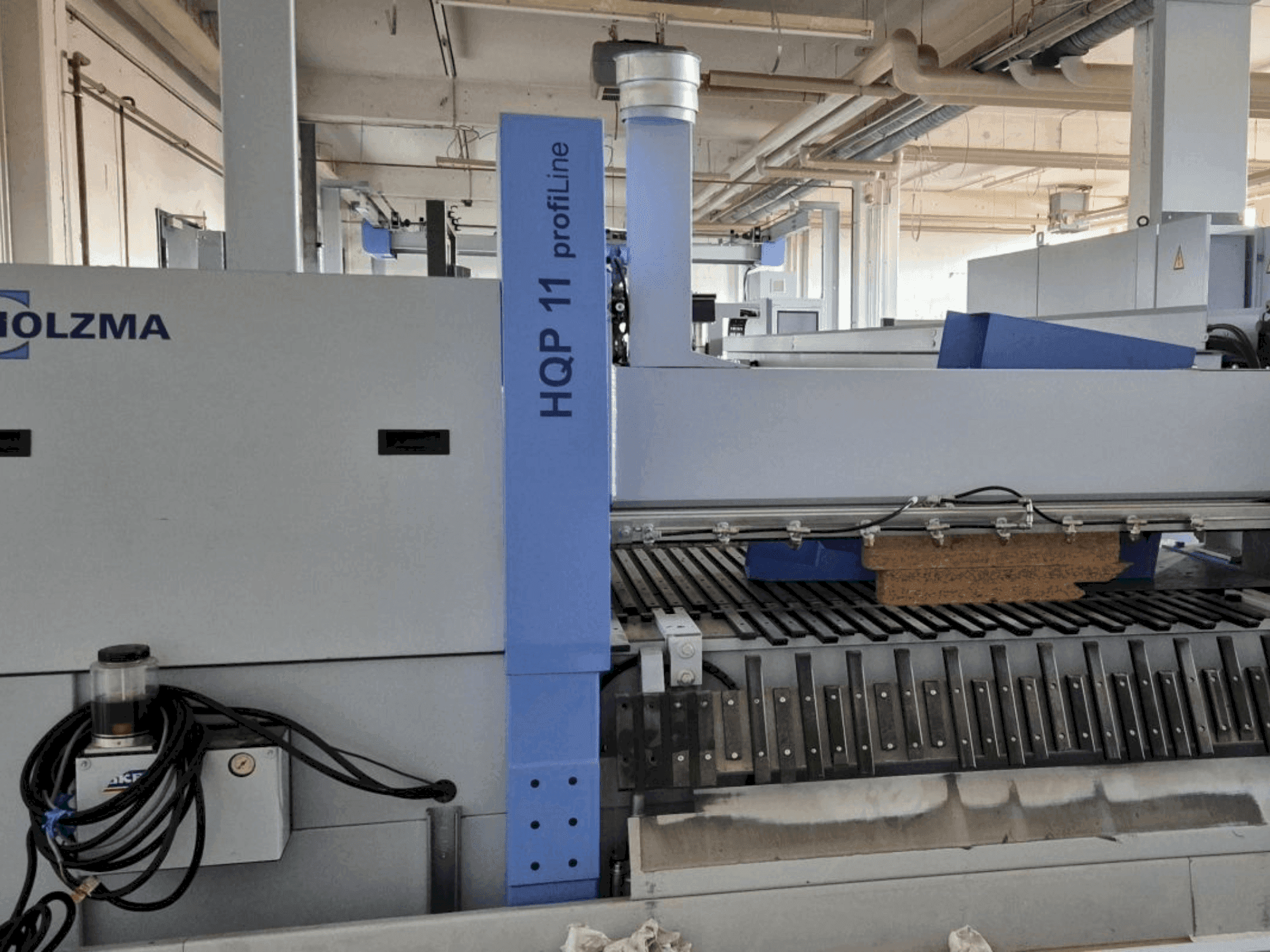 A HOLZMA PROFI HQP 11/16/56/L/X  gép elölnézete