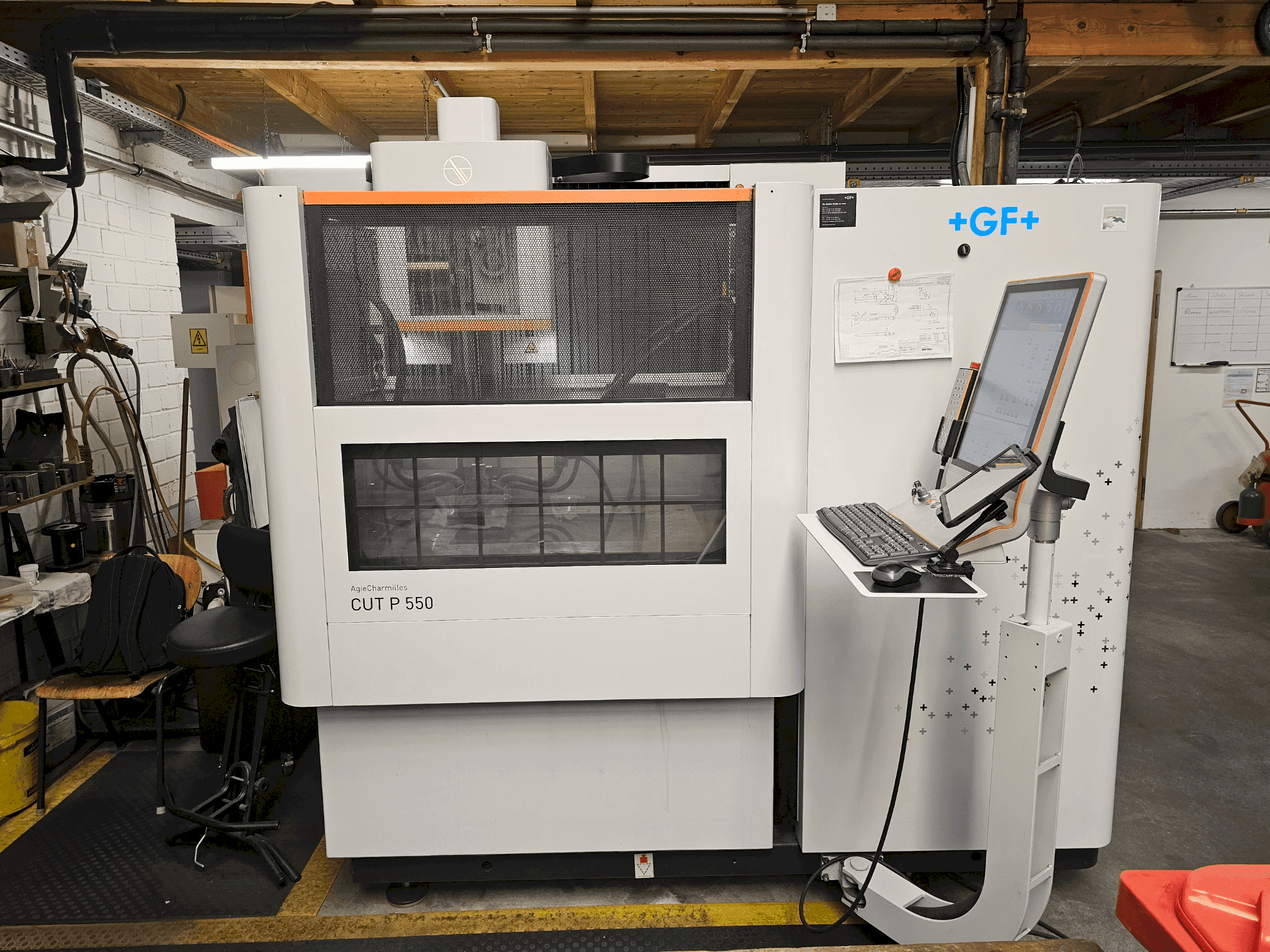 A AgieCharmilles CUT P 550 gép elölnézete