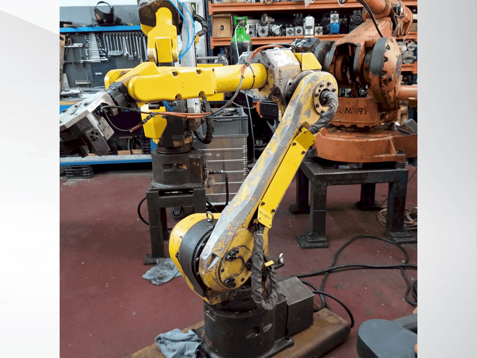 A FANUC M-16iB  gép elölnézete