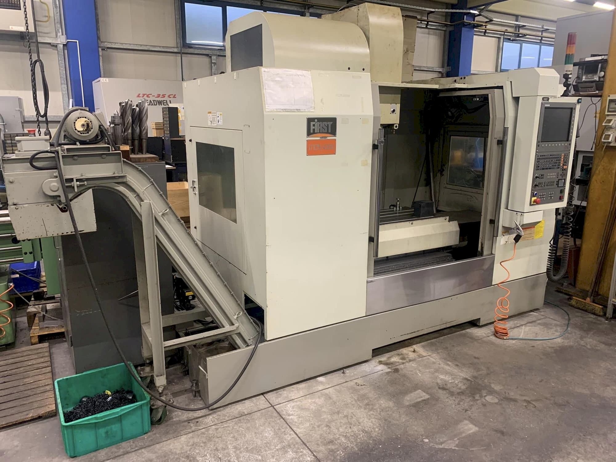 A FIRST MCV 1000 gép elölnézete