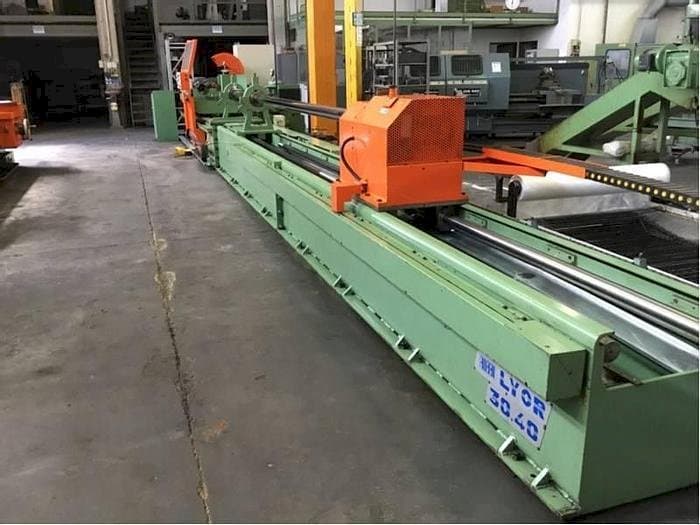 A ROBBI LYOR 30/40 gép elölnézete