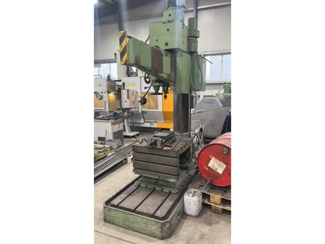 A STAUDER 710 × 710 mm gép elölnézete