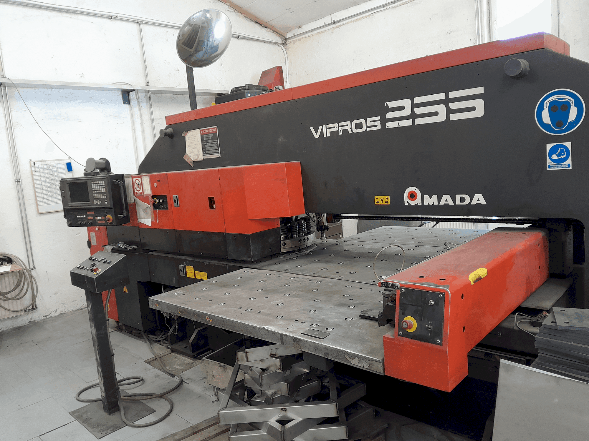 A AMADA Vipros 255  gép elölnézete