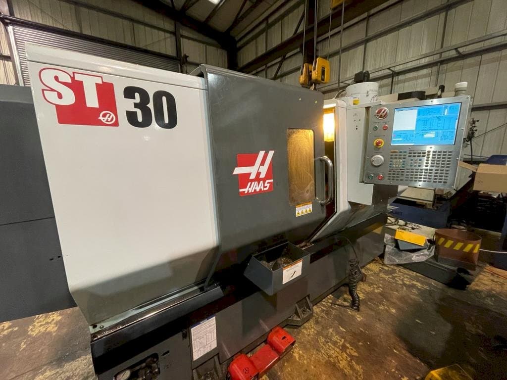A HAAS ST-30 gép elölnézete