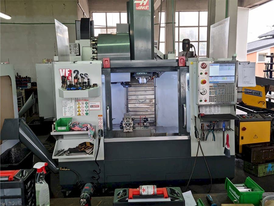 A HAAS VF-2SS gép elölnézete