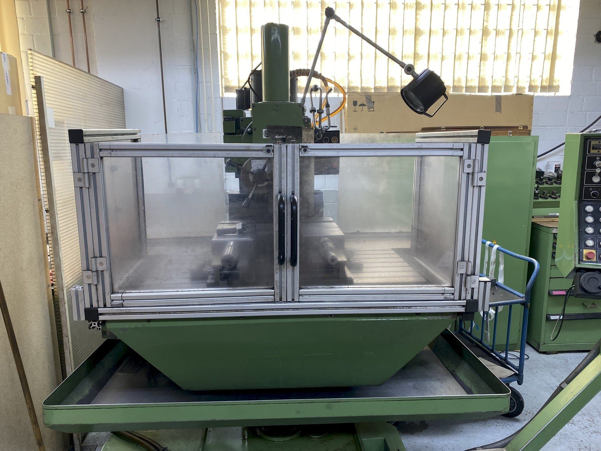 A HERMLE UWF 1000  gép elölnézete