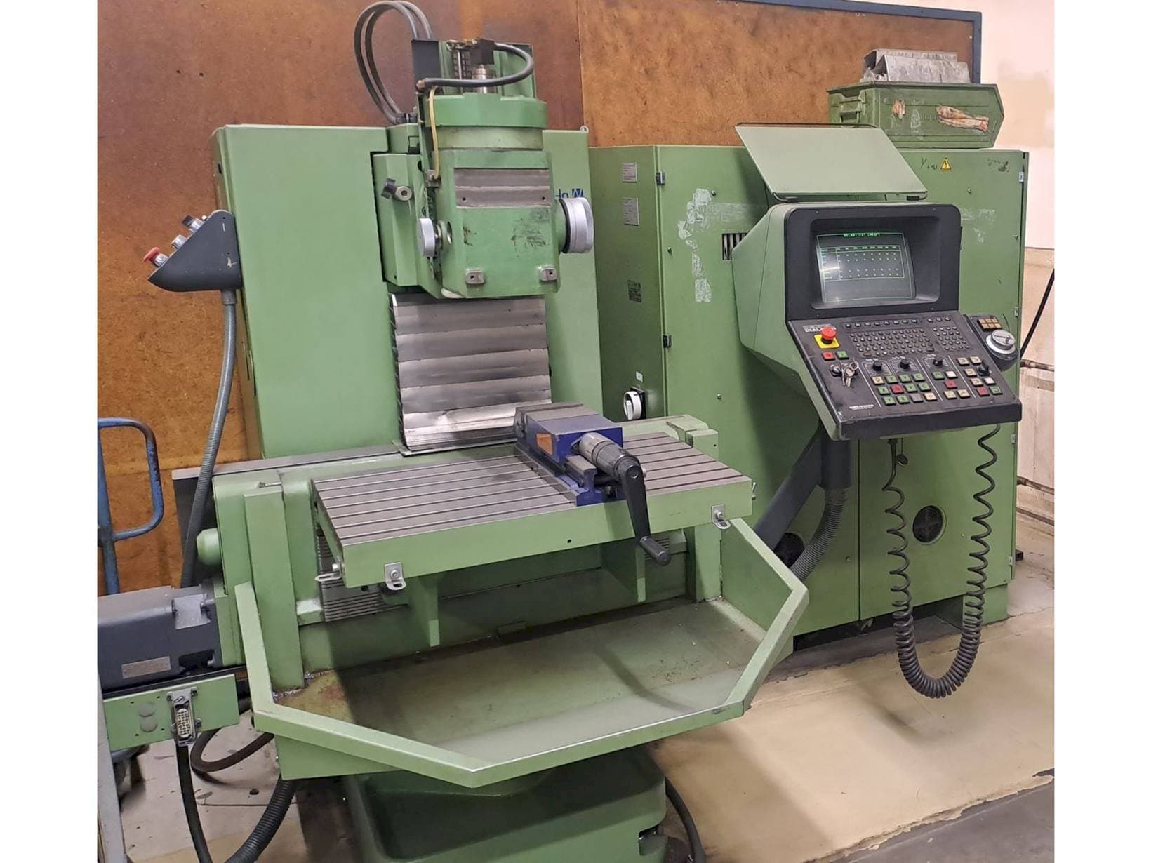 A DECKEL FP3NC gép elölnézete