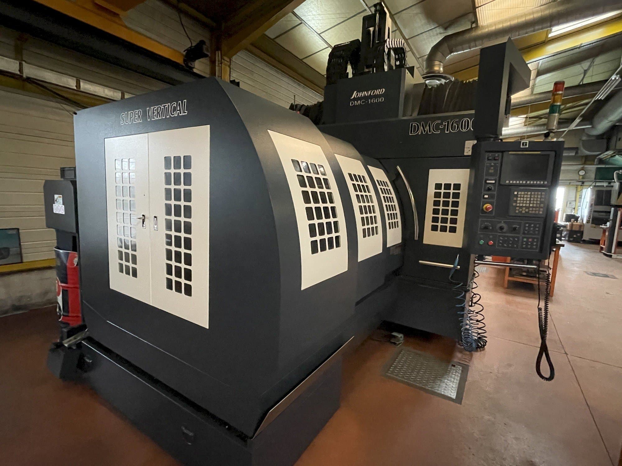 A Johnford DMC 1600 gép bal oldali nézete