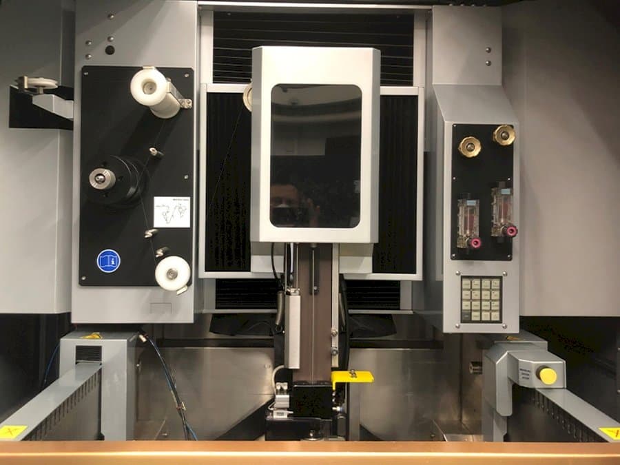 A EROWA Robot Compact 80  gép elölnézete