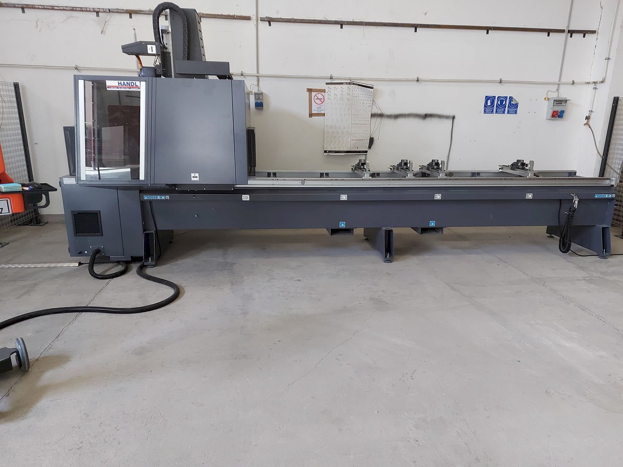 A Tekna TKE943-4 gép elölnézete