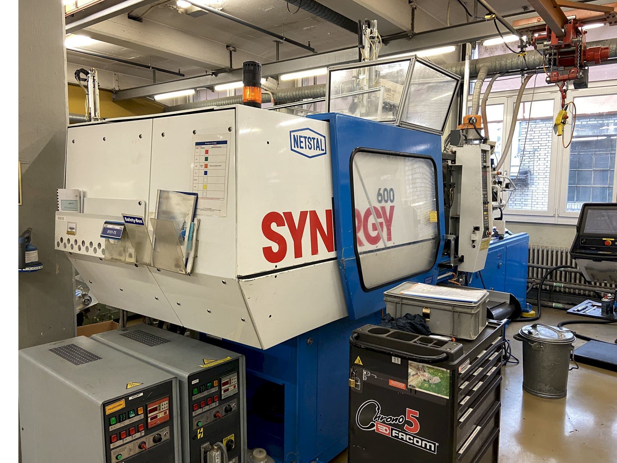 A Netstal SYNERGY 600-110 gép elölnézete