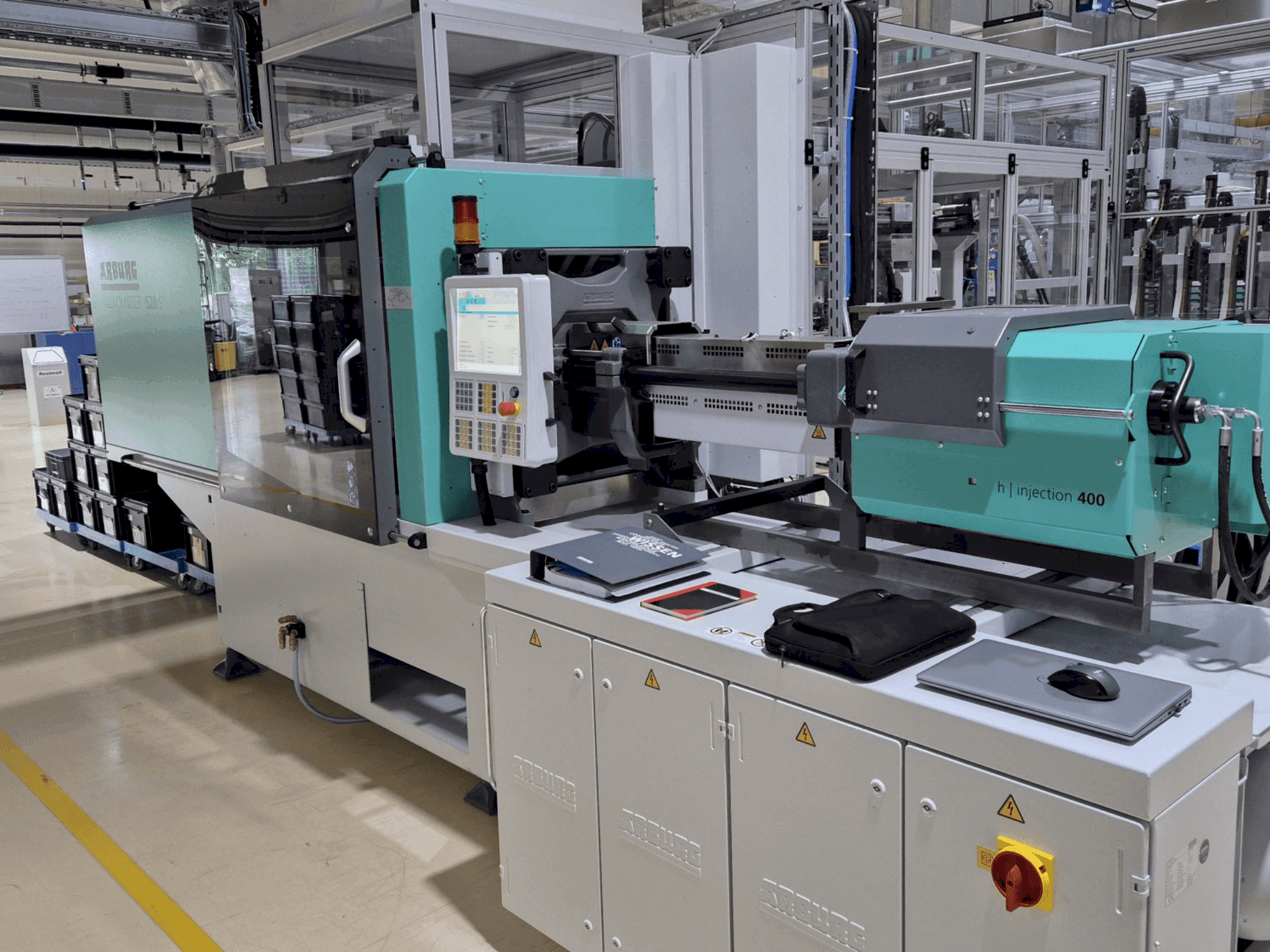 A Arburg Allrounder 520S 1600-400 gép elölnézete