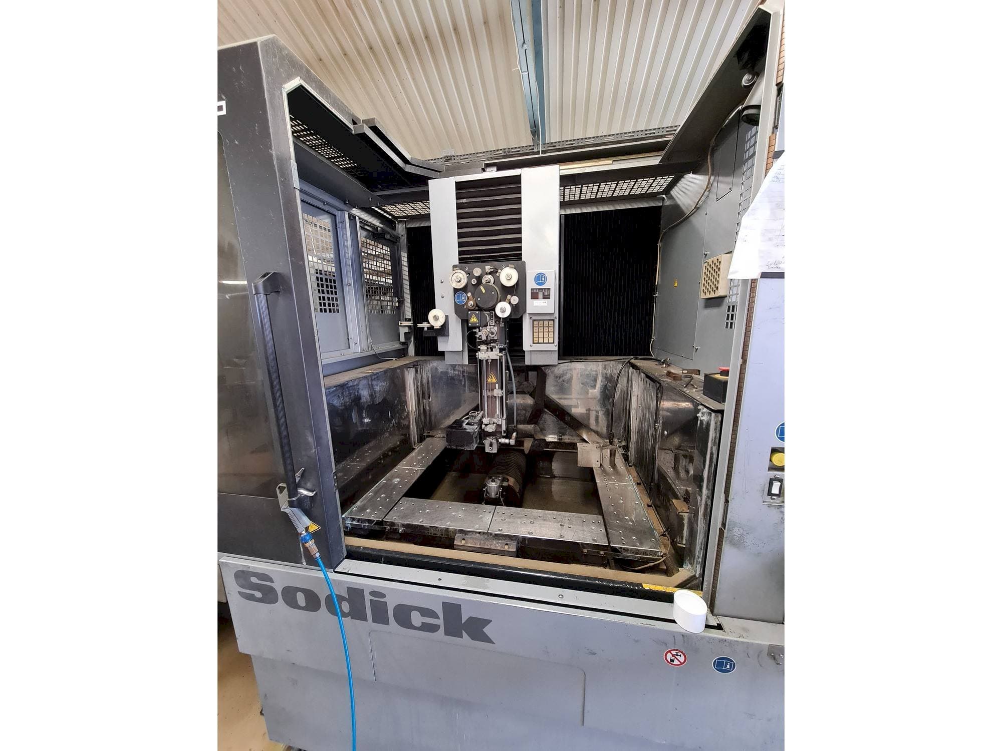 A Sodick AQ750L gép elölnézete