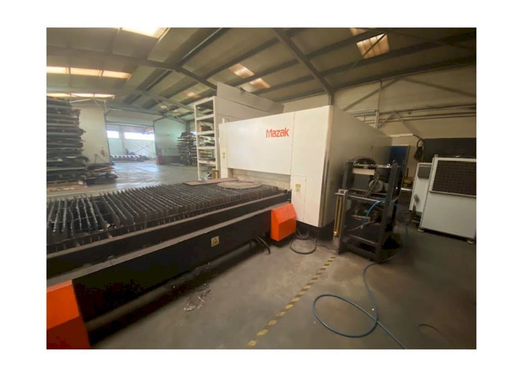 A Mazak Optiplex Nexus 3015 gép elölnézete