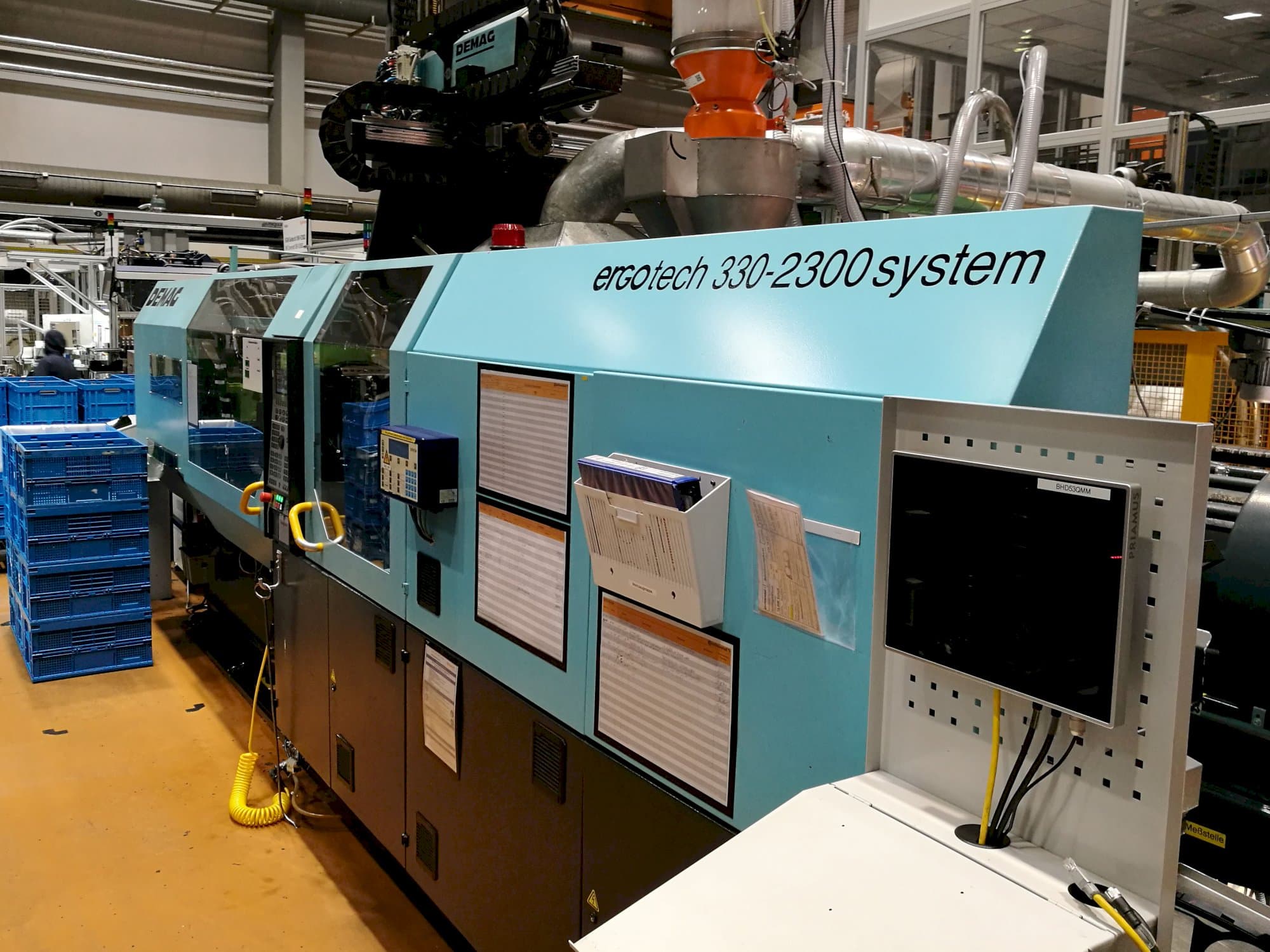 A DEMAG Ergotech 330-2300 gép jobb nézete