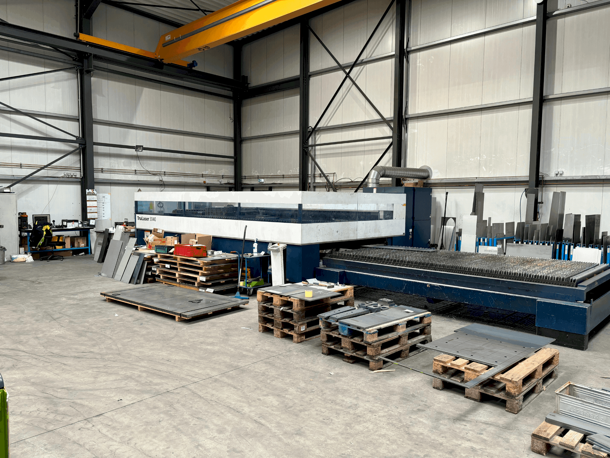 A TRUMPF TruLaser 3040 gép elölnézete