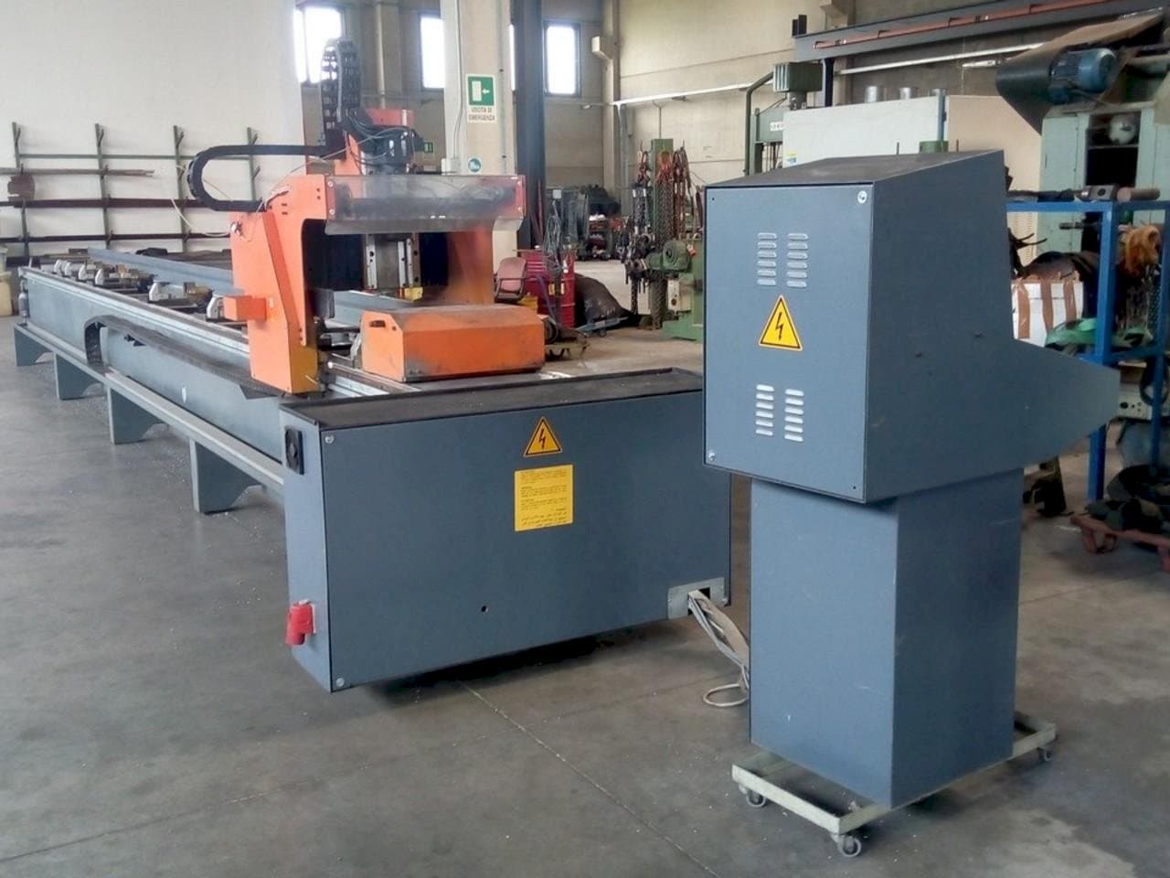 A Tekna UT 426/3 gép elölnézete