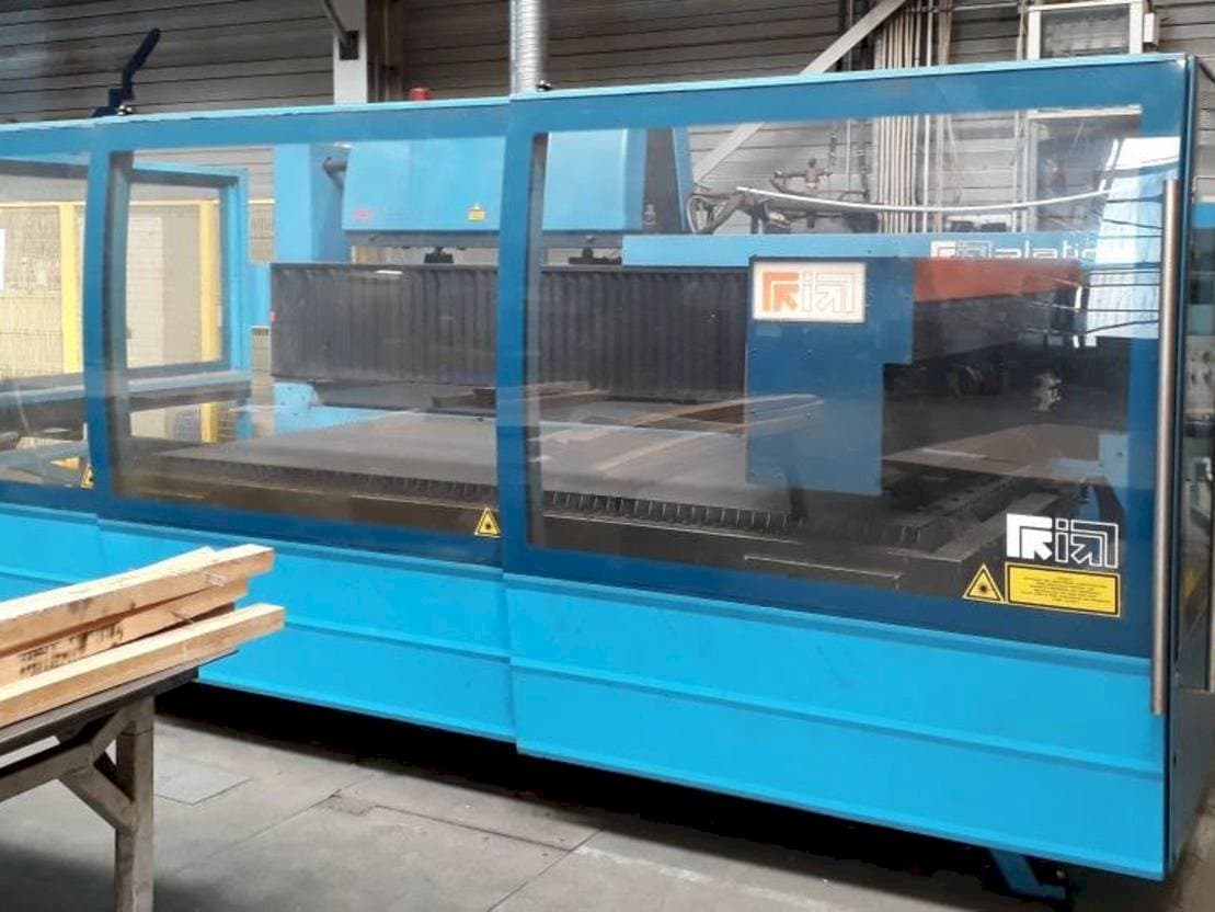 A Prima Industrie Platino 1530 gép elölnézete