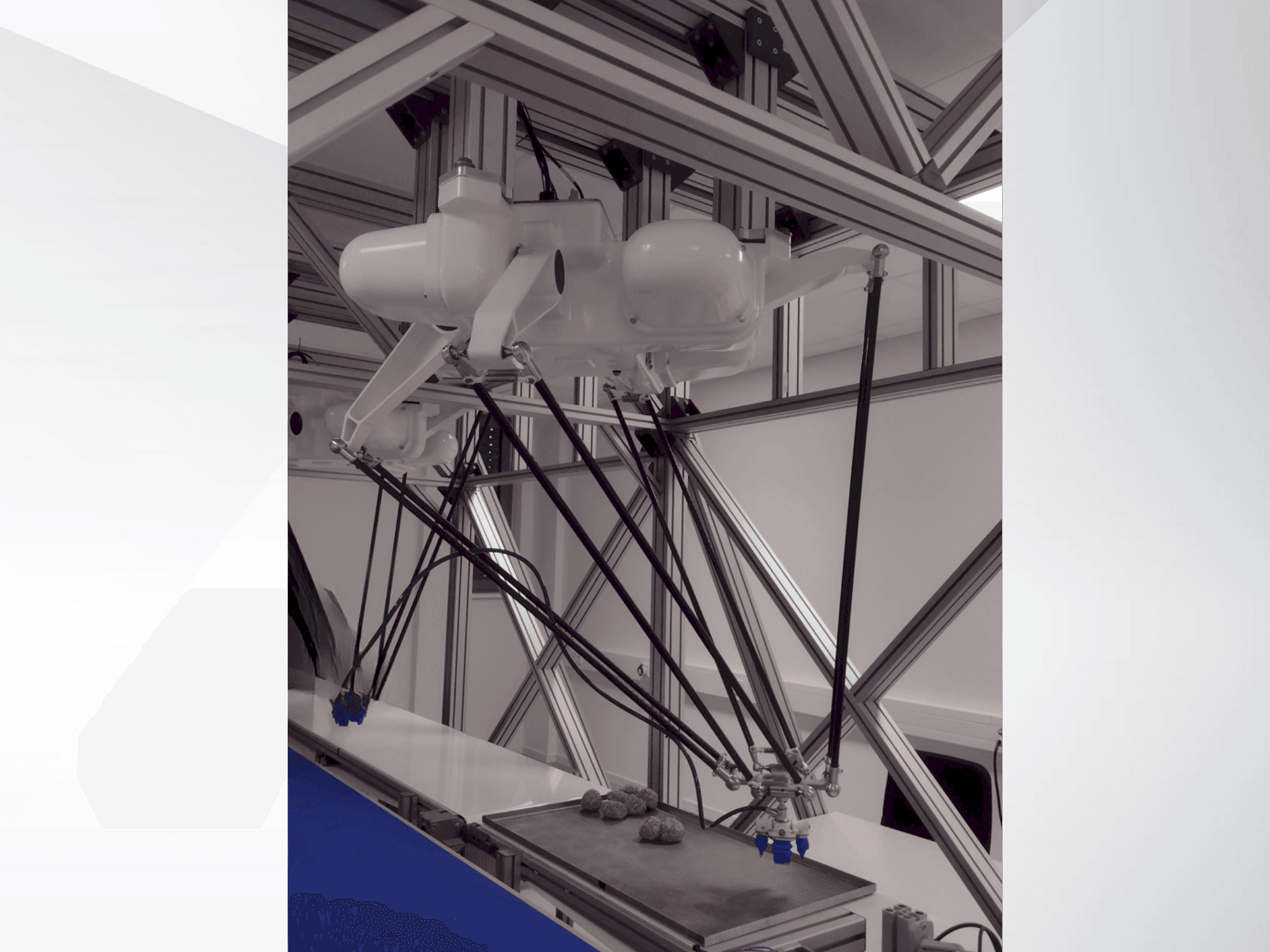 A OMRON Quattro 800HS with Platform P30  gép elölnézete