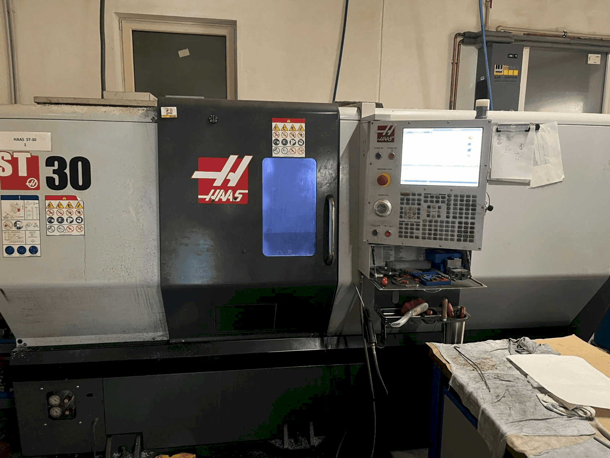A HAAS ST-30  gép elölnézete