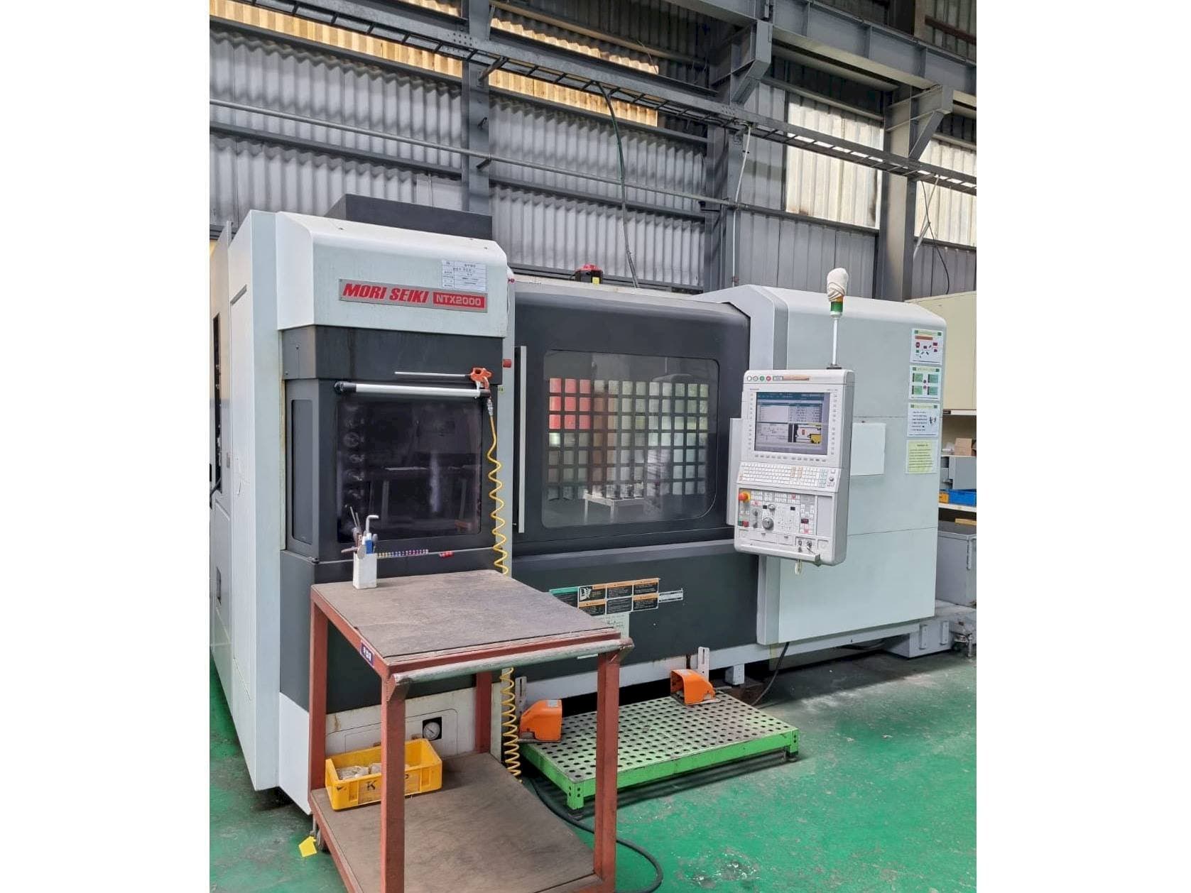 A DMG Mori Seiki NTX2000/1500S gép elölnézete