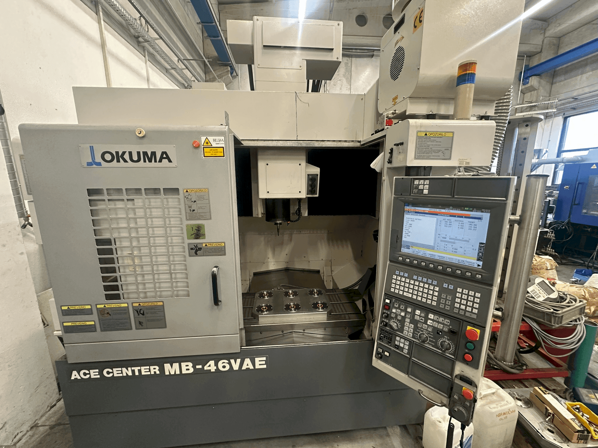 A Okuma MA-46 VAE gép elölnézete