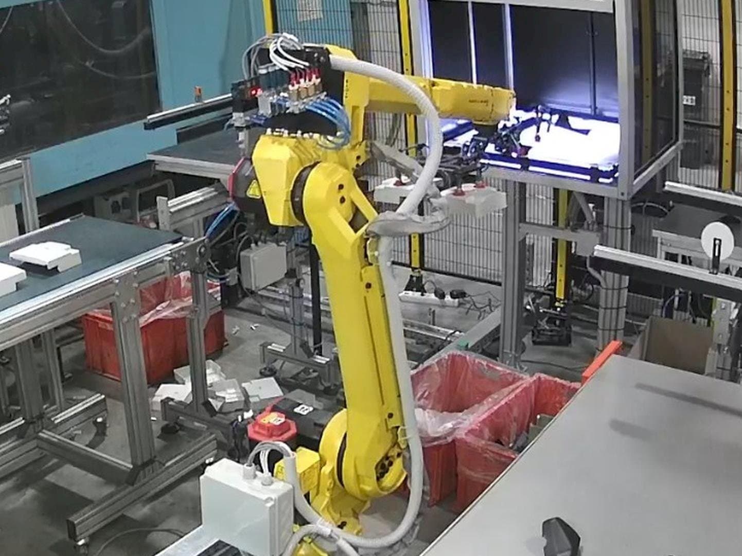 A FANUC M20iA12L gép elölnézete