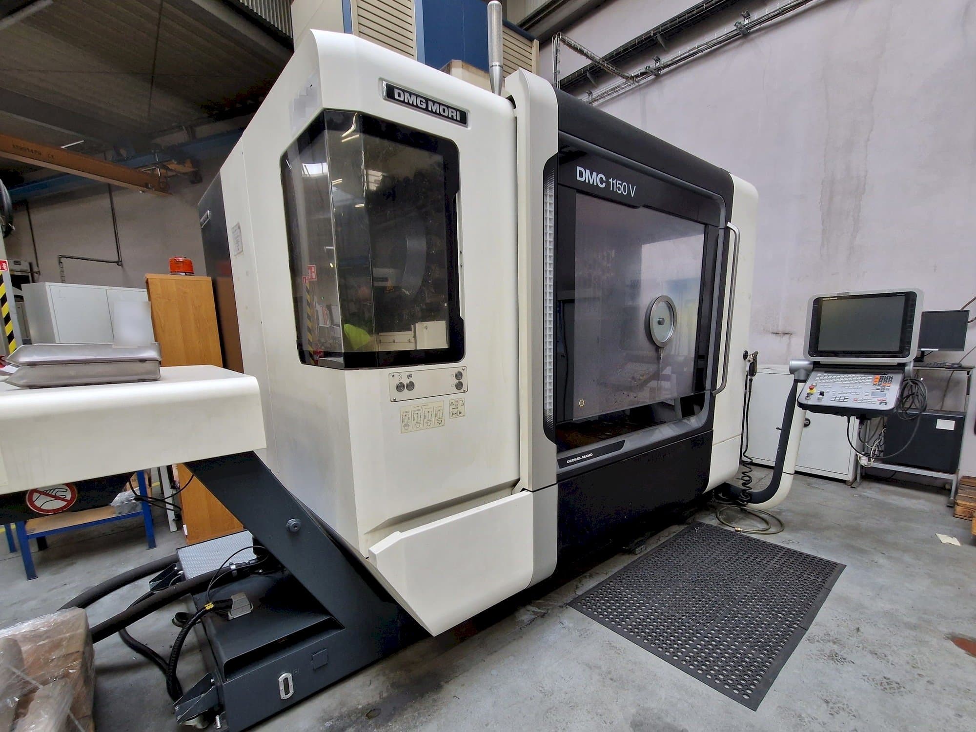 A DMG MORI DMC 1150 V gép oldalnézete
