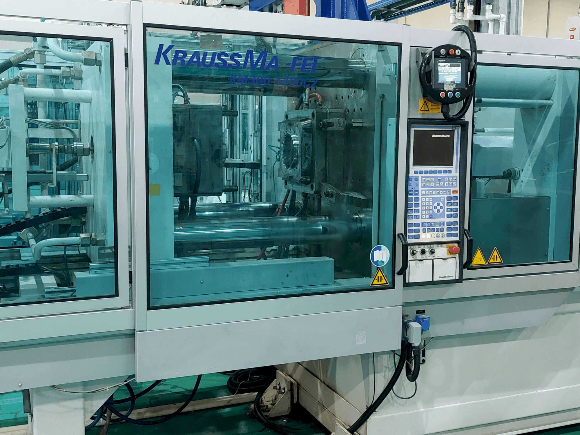 A Krauss Maffei 300 – 1400 C2  gép elölnézete