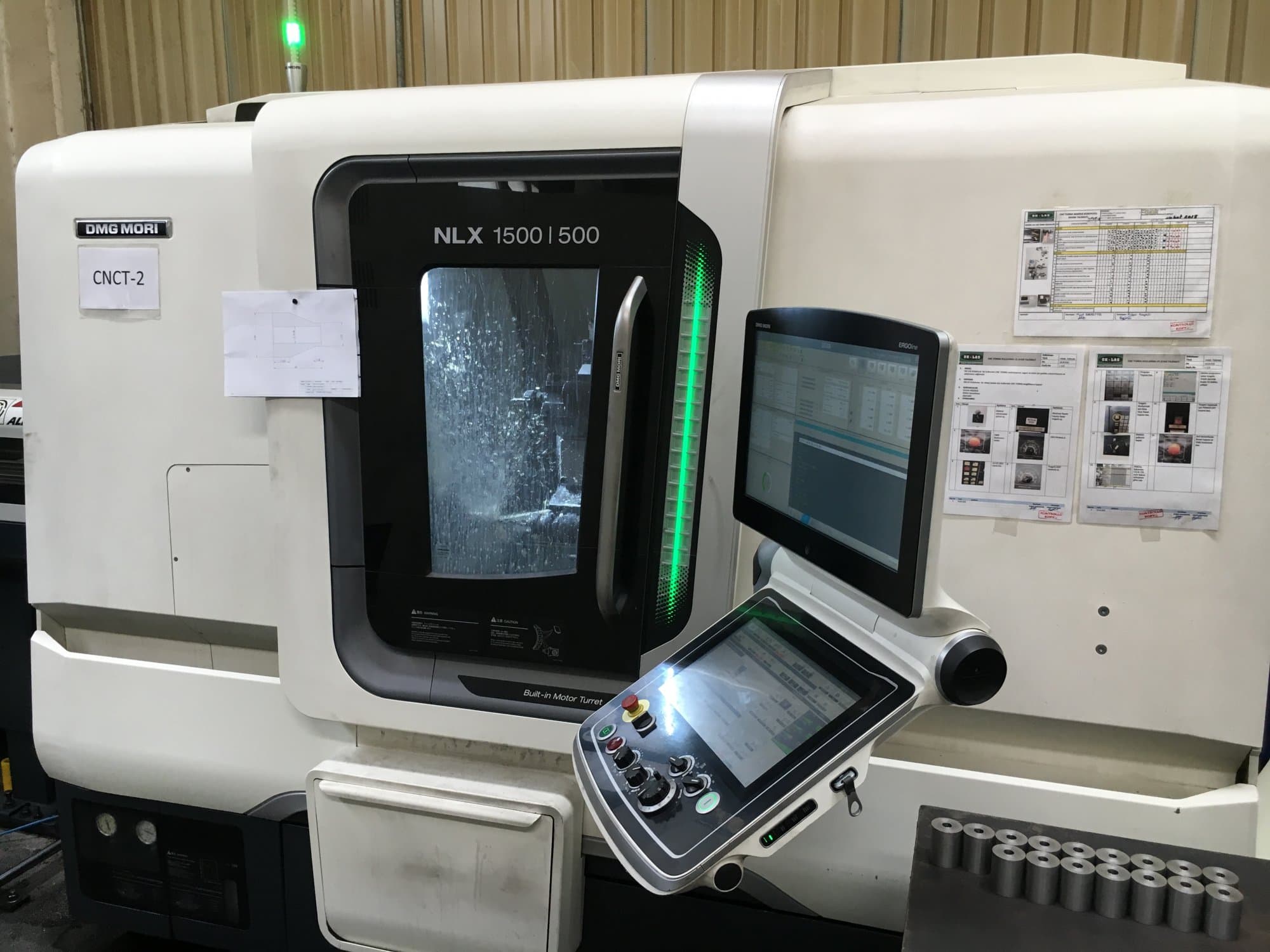 A DMG MORI NLX 1500 SY/500  gép elölnézete