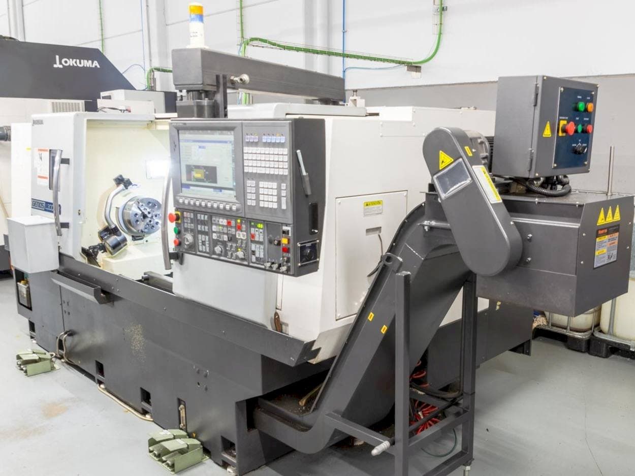 A Okuma Genos L300E-M gép elölnézete